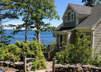 front-house-entrance-christines-cottage-rental