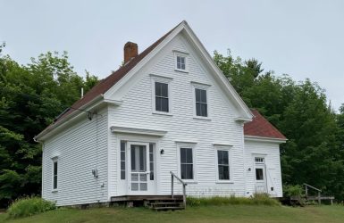 front-view-metagoldin-farmhouse-meadow-rental